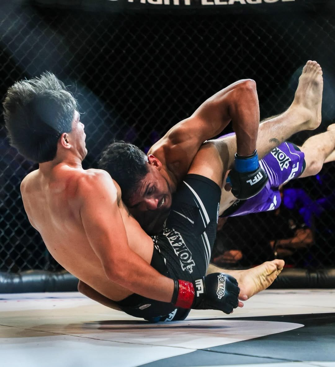Emanuel, peleador apoyado por Brothers Barber